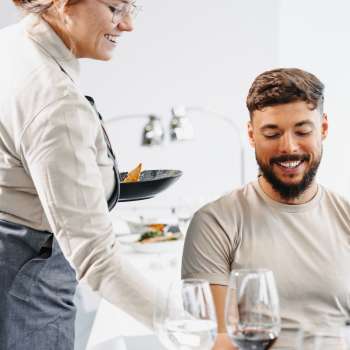 Kellnerin serviert Gast